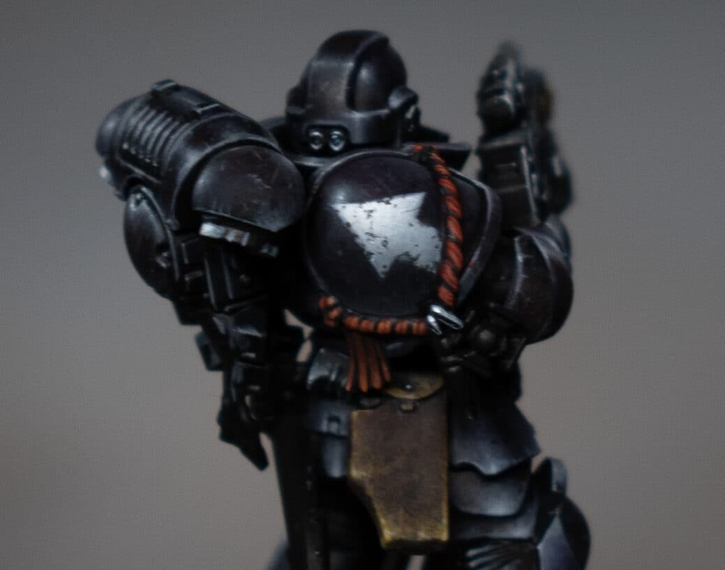 How to Paint a Shoulder Pad Tactical Marking for a Space Marine