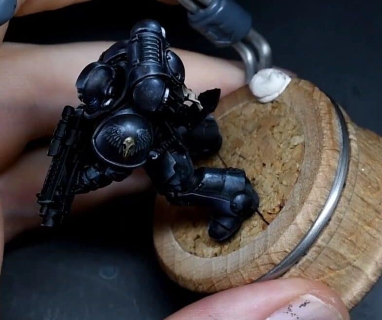 How to Paint Wing Freehand on a Space Marine Shoulder Pad